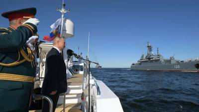 Путин обошёл на катере корабли на Кронштадтском рейде