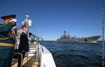 Военно-морской парад начался в Петербурге
