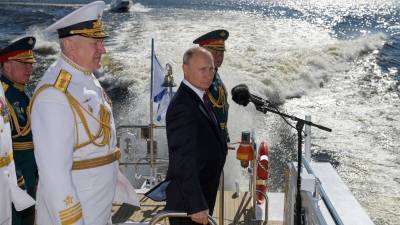 Путин поздравил личный состав кораблей в Кронштадте с Днем ВМФ России