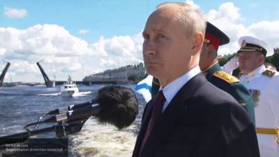 Путин на катере совершил обход парадный строй кораблей на рейде Невы