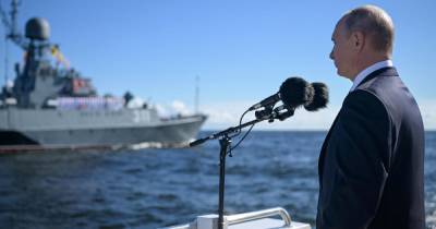 Путин: ВМФ выполняет сложные задачи, безупречно служа Отечеству