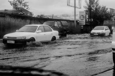 Дождевая вода смыла свалку во дворы жителей Острова в Читев