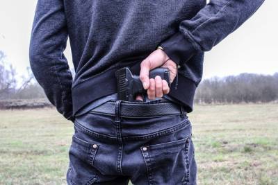 В Рязани мужчина угрожал пистолетом отцу с ребенком
