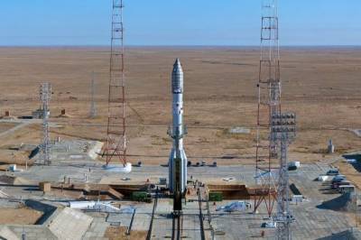 На стартовой площадке Байконура установили ракету-носитель «Протон-М» - aif.ru
