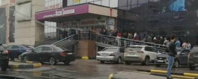 У торговых центров Новосибирска выстроились огромные очереди