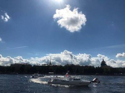 В Петербурге идет главный военно-морской парад (фото)