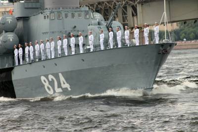 В Санкт-Петербурге проходит военно-морской парад