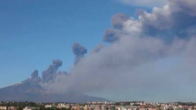 Вулкан Эбеко на Курилах выбросил пепел на высоту 1 км