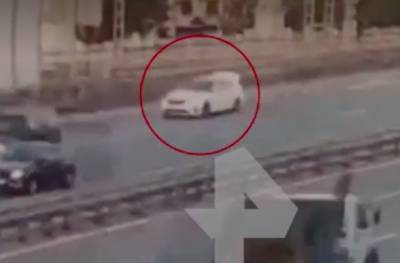 Камера сняла, как похищенный мужчина выпрыгнул на ходу из багажника машины