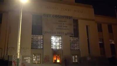 Протестующие в Калифорнии подожгли здание местного суда
