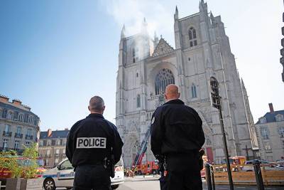 Средневековый собор во Франции сжёг выходец из Руанды