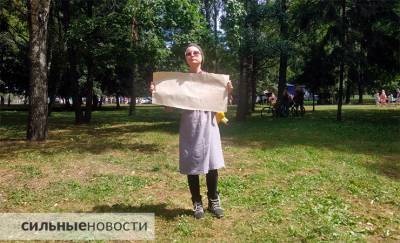 «Не поддерживаю ни одного кандидата». Гомельчанка приехала в Жлобин на встречу с Тихановской, чтобы выразить протест против «выборов без выбора» — фотофакт