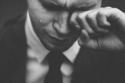 Психиатр объяснил, почему мужчинам нужно плакать