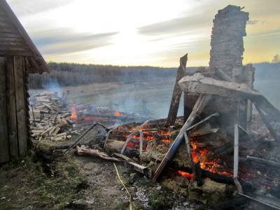 Страшный пожар в Смоленской области уничтожил баню