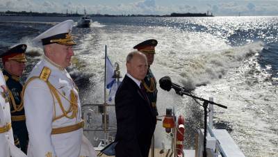 Путин провел отдельную встречу с Шойгу после парада ВМФ