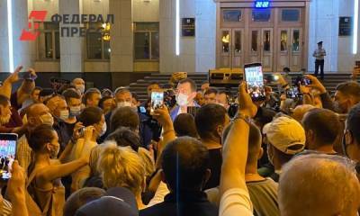 Михаил Дегтярев вышел к митингующим в Хабаровске