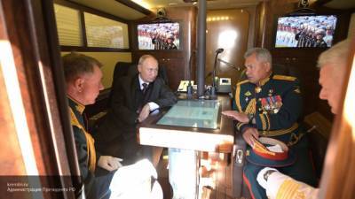 Путин встретился с Шойгу на борту самолета после парада ВМФ