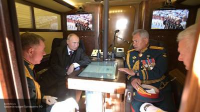Путин встретился с Шойгу на борту самолета после военно-морского парада