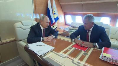 Путин побеседовал с Шойгу в самолете