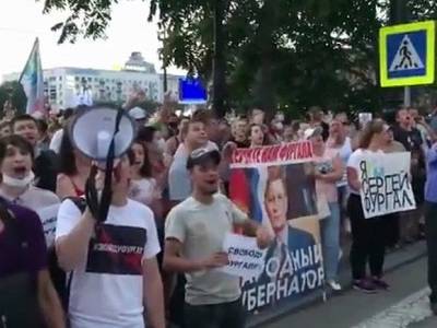Дегтярев впервые вышел к протестующим в Хабаровск