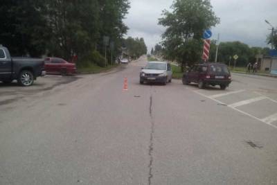 В Тверской области водитель «ИЖ Ода», выезжая с парковки, столкнулся с «Рено»