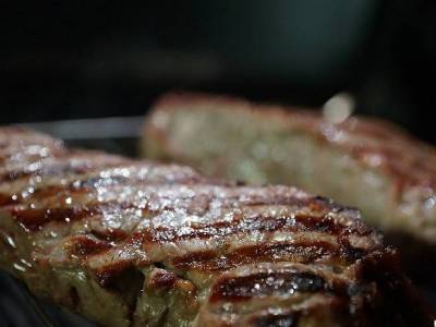 «Загнивает в пищеводе»: ученые рассказали, почему вредно есть мясную пищу