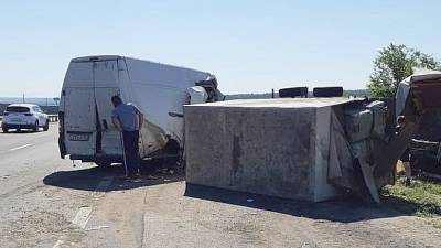 Под Самарой микроавтобус врезался в припаркованный грузовик — двое погибших, включая 9-летнего ребёнка