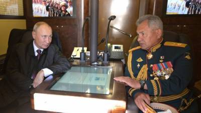 Путин на борту самолета обсудил с Шойгу выполнение госпрограммы вооружения