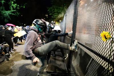 Полиция объявила мятежом протесты в Сиэтле и Портленде