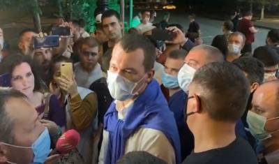 Михаил Дегтярев впервые вышел на площадь к митингующим жителями Хабаровска