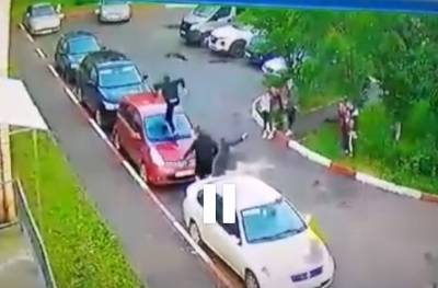 Забег молодых людей по крышам авто в Смоленске сняли на видео