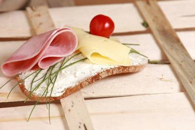 Ученый рассказал об опасности хлеба, колбасы и солений для здоровья