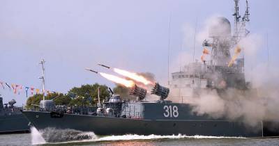 Морской бой, вальс буксиров и парадный строй кораблей: в Балтийске отметили День ВМФ