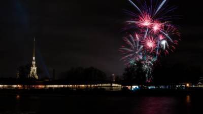 Небо Петербурга озарят 3 тысячи фейерверков в честь Дня ВМФ