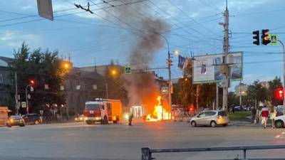Появилось видео с места ДТП в Новосибирске, где сгорела машина «Яндекс.Такси», а водителя спасли очевидцы