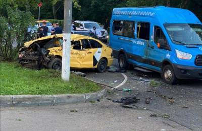 Один человек пострадал в аварии с маршруткой и такси на юго-востоке Москвы