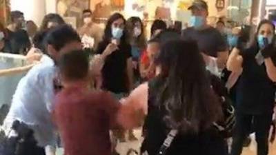 Видео: мать с детьми напала на полицейскую из-за штрафа маску в Иерусалиме