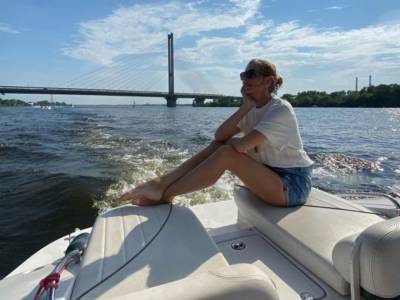 Катя Осадчая на яхте продемонстрировала красивые ноги
