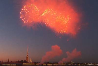 Над Петербургом раздался праздничный салют в честь Дня ВМФ