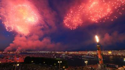 Празднование Дня ВМФ: небо над Санкт-Петербургом расцветили огни салюта