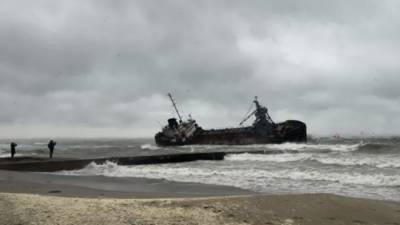 Ситуацию с затонувшим в Одессе танкером признали чрезвычайной