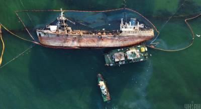 В Одессе из-за полузатопленного танкера «Делфи» загрязнение воды превышено почти в 5 раз