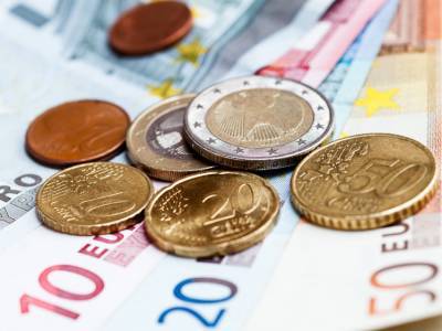 Гривна немного укрепилась к доллару и евро