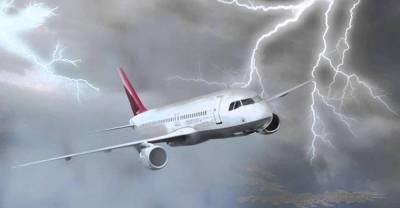 Над Тихим океаном в Boeing попала молния: самолет экстренно сел | Мир | OBOZREVATEL