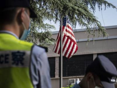 По требованию КНР - консульство США в городе Чэнду прекратило работу, над ним спущен американский флаг