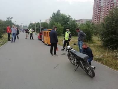 В Екатеринбурге трое детей пострадали из-за ДТП с мопедом, самокатом и паровозиком