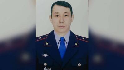 Президент наградил полицейского, прыгнувшего с 13-го этажа, чтобы задержать педофила в Алматы