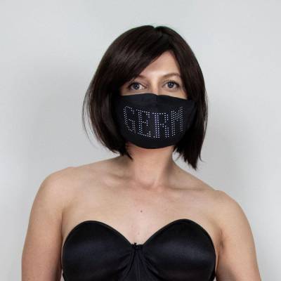 Дизайнер одежды Челси Клукас выпустила маску для лица с LED-экраном