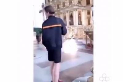 Полиция начала проверку по видео о курившем в храме Читы подростке