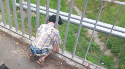 В Калинковичах мальчик застрял головой между прутьями ограждения моста